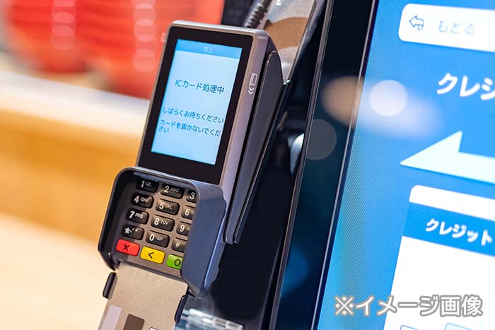 受付でカードを機械に差し込みをし、認証手続きを行う