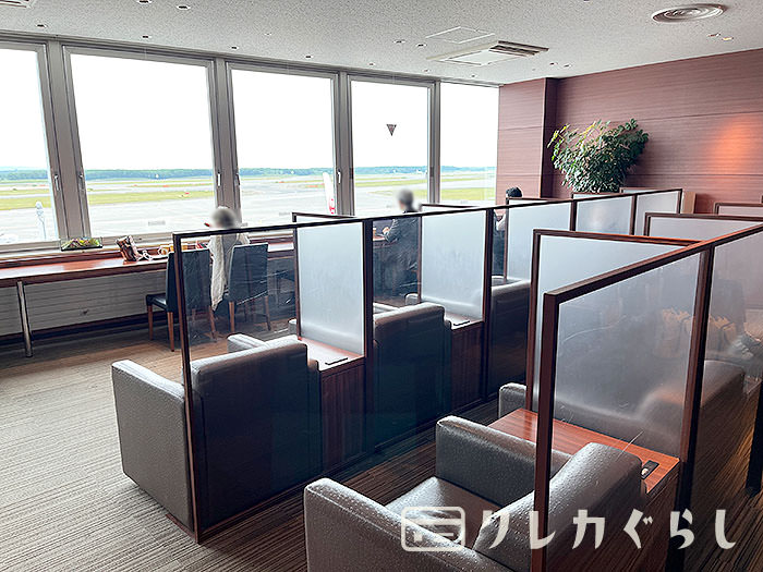 スーパーラウンジ:奥側にあるソファー席(飛行機が楽しめる)
