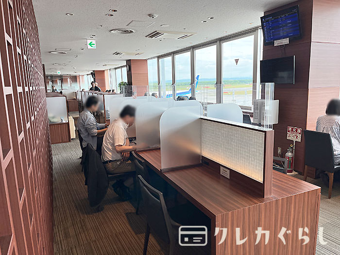 スーパーラウンジ:仕事がしやすいカウンターテーブル席