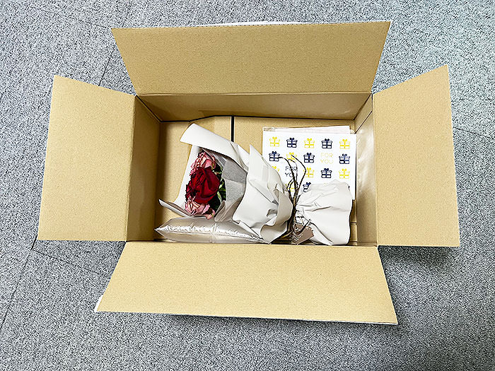 お花が到着。到着時の様子05